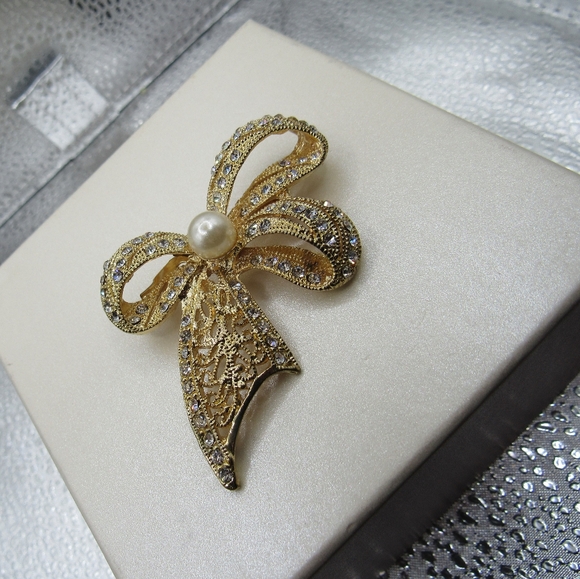 Beautiful Bow Brooch - Picture 2 of 3